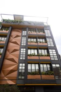 budynek z oknami i roślinami w obiekcie Mythical Hotel - Boutique w mieście Medellín