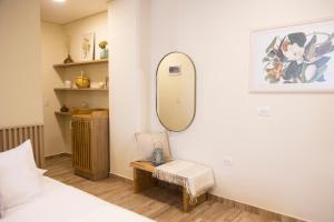 سرير أو أسرّة في غرفة في Mythical Hotel Boutique