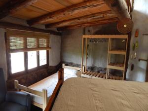 Un dormitorio con una cama grande y una ventana en Ecohostel Tay Pichin en San Marcos Sierras