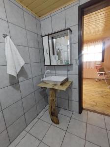 uma casa de banho com um lavatório e um espelho em Pousada Rural Capão das Vertentes em Cambará