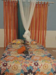 Cama ou camas em um quarto em La Renommée Bouillantaise 700m du bain chaud