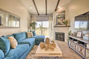 スコッツデールにあるGolf Course, Mountain Views Scottsdale Condo!の青いソファと暖炉のあるリビングルーム