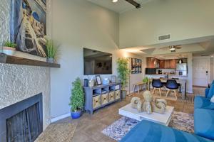 スコッツデールにあるGolf Course, Mountain Views Scottsdale Condo!の青いソファと暖炉のあるリビングルーム