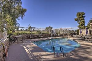 スコッツデールにあるGolf Course, Mountain Views Scottsdale Condo!の公園内のスイミングプール(テーブル、椅子付)