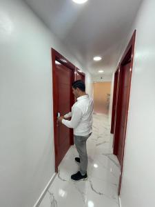 un hombre abriendo una puerta en una habitación en Hotel Conquistador Santo Domingo, en Santo Domingo