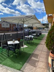 Reštaurácia alebo iné gastronomické zariadenie v ubytovaní Hostal Mainz
