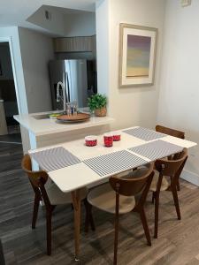 a dining room table with chairs and a kitchen at Lovely 2/2 apartment in heart of Santa Monica with free parking in Los Angeles