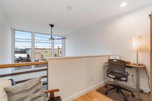 een kantoor met een bureau en een stoel in een kamer bij 2BR 2BA The Ballard Modish, Seattle Location with rooftop view in Seattle