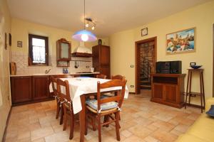 una cucina e una sala da pranzo con tavolo e sedie di Seaside holiday house Novigrad - 3365 a Novigrad Istria Altre 13 foto