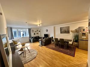 een woonkamer met een bank en een tafel bij Bermondsey apartment in Londen