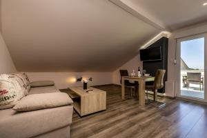 Televízia a/alebo spoločenská miestnosť v ubytovaní Rooms with a parking space Mali Losinj (Losinj) - 9681