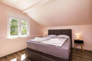 Posteľ alebo postele v izbe v ubytovaní Rooms with a parking space Mali Losinj (Losinj) - 9681