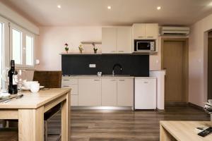 Kuchyňa alebo kuchynka v ubytovaní Rooms with a parking space Mali Losinj (Losinj) - 9681