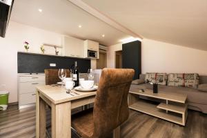 Kuchyňa alebo kuchynka v ubytovaní Rooms with a parking space Mali Losinj (Losinj) - 9681