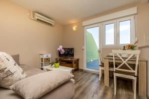 Televízia a/alebo spoločenská miestnosť v ubytovaní Rooms with a parking space Mali Losinj (Losinj) - 9681