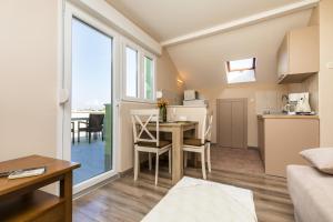 Kuchyňa alebo kuchynka v ubytovaní Rooms with a parking space Mali Losinj (Losinj) - 9681