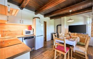 uma cozinha e sala de jantar com mesa e cadeiras em Beautiful Home In Sovari With House A Panoramic View 