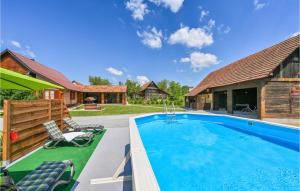 - une piscine dans l'arrière-cour d'une maison dans l'établissement Stunning Home In Sovari With Sauna, 