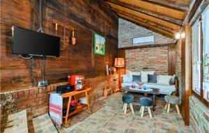- un salon avec un lit et une télévision dans l'établissement Stunning Home In Sovari With Sauna, 