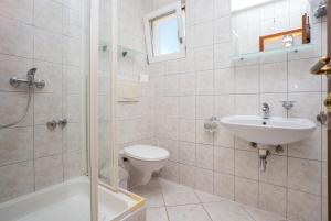 Koupelna v ubytování Apartments by the sea Razanj, Rogoznica - 15998 + 26 fotografií