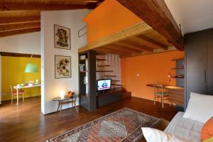un soggiorno con letto e TV di Heart Milan Apartments Navigli a Milano