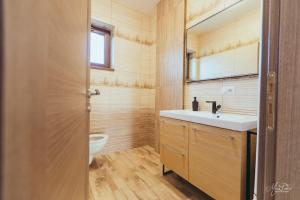 Koupelna v ubytování Pensiunea Căsuța cu Stuf + 44 fotografií