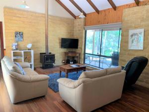 TV a/nebo společenská místnost v ubytování Denmark Forest Retreat