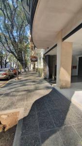 una sombra de un edificio al lado de una calle en Duplex zona exclusiva Caballito en Buenos Aires