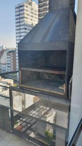 una parrilla en el lateral de un edificio en Duplex zona exclusiva Caballito en Buenos Aires