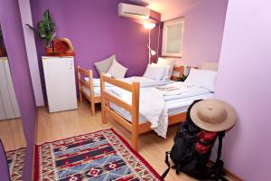 ベオグラードにあるHostel Bed&Coffee 360°のベッド1台とバックパック付きの小さなお部屋です。