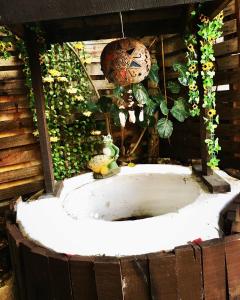 un baño de aves en medio de un jardín en La casa de la 12 en Campeche