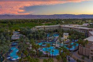 eine Luftansicht eines Resorts mit Pools in der Unterkunft Hyatt Regency Indian Wells Resort & Spa in Indian Wells