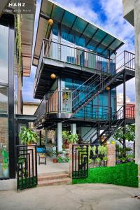 een gebouw met een trap aan de zijkant bij Private Room in Halong City Center - HANZ Almor1 in Ha Long