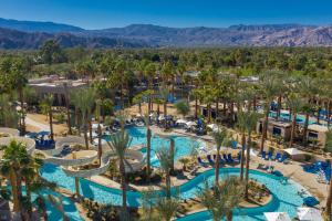 - une vue aérienne sur un complexe avec des piscines et des palmiers dans l'établissement Hyatt Regency Indian Wells Resort & Spa, à Indian Wells