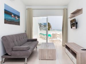 科拉雷侯的住宿－Resort, Corralejo，客厅配有沙发和桌子