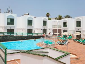 科拉雷侯的住宿－Resort, Corralejo，水中人聚在酒店的游泳池