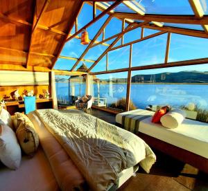 - une chambre avec 2 lits et une grande fenêtre dans l'établissement Hotel - Titicaca Dora, à Puno