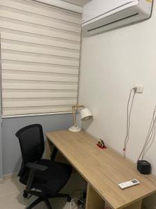 a desk with a lamp and a chair in a room at Barranquilla Gran Apartamento in Puerto Colombia