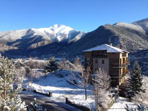 a snow covered mountain with a mountain range at Hotel La Burna Panoràmic in Sispony