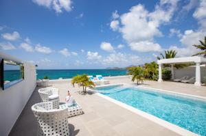 Villa con piscina y océano en La Perla Bianca - 1 BR Beachfront Luxury Villa offering utmost privacy en Les Terres Basses
