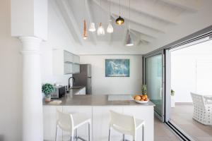 Φωτογραφία από το άλμπουμ του La Perla Bianca - 1 BR Beachfront Luxury Villa offering utmost privacy σε Les Terres Basses