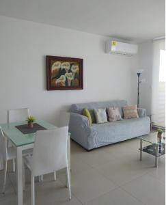 uma sala de estar com um sofá e uma mesa em Playa Blanca Apartamentos em Río Hato