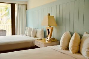 pokój hotelowy z 2 łóżkami i lampką na stole w obiekcie Hotel La Croix w mieście Honolulu