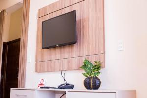 Televizorius ir (arba) pramogų centras apgyvendinimo įstaigoje Liebling Hotel Ciudad del Este