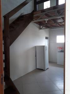 una cocina con nevera y una escalera en una habitación en Loft Norte da Ilha, en Florianópolis
