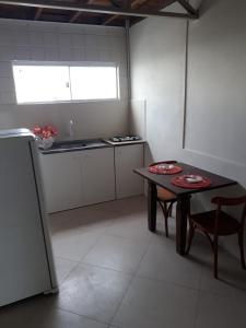 una cocina con una mesa y una mesa pequeña y una mesa sidx sidx sidx sidx sidx sidx en Loft Norte da Ilha, en Florianópolis
