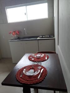 una mesa con dos platos en ella en una cocina en Loft Norte da Ilha, en Florianópolis