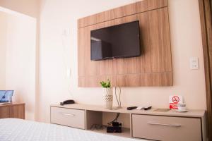 Televizorius ir (arba) pramogų centras apgyvendinimo įstaigoje Liebling Hotel Ciudad del Este