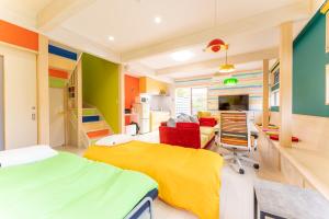 een kamer met 2 bedden en een woonkamer bij ビタミンハウス伊豆高原 - vitaminhouse IZUKOGEN in Ito