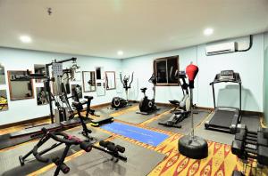 un gimnasio con varios equipos de ejercicio en una habitación en ORKID Hills at Pudu, en Kuala Lumpur